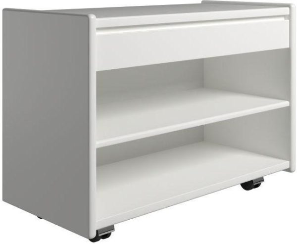 Krone 80 cm bredt hvidlakeret sengebord med 1 skuffe og 1 hylde - Dansk produceret. 47 cm dybde Hjul