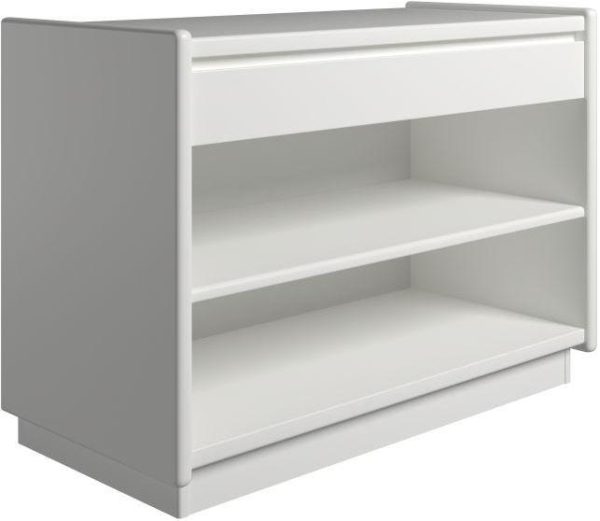Krone 80 cm bredt hvidlakeret sengebord med 1 skuffe og 1 hylde - Dansk produceret. 47 cm dybde Sokkel