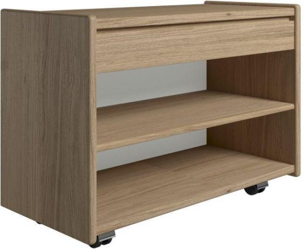 Krone 80 cm bredt sengebord i olieret egefiner med 1 skuffe og 1 hylde - Dansk produceret. 47 cm dybde Hjul